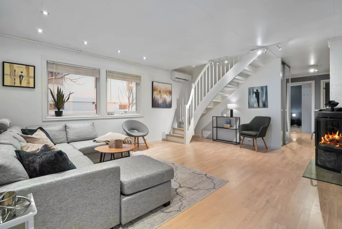 Living de la casa en Tromsø, con hogar a leña
