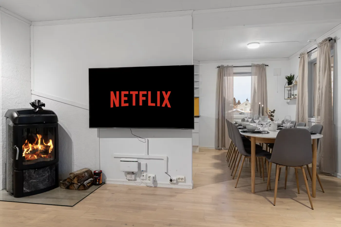 Comedor con hogar a leña y TV con Netflix