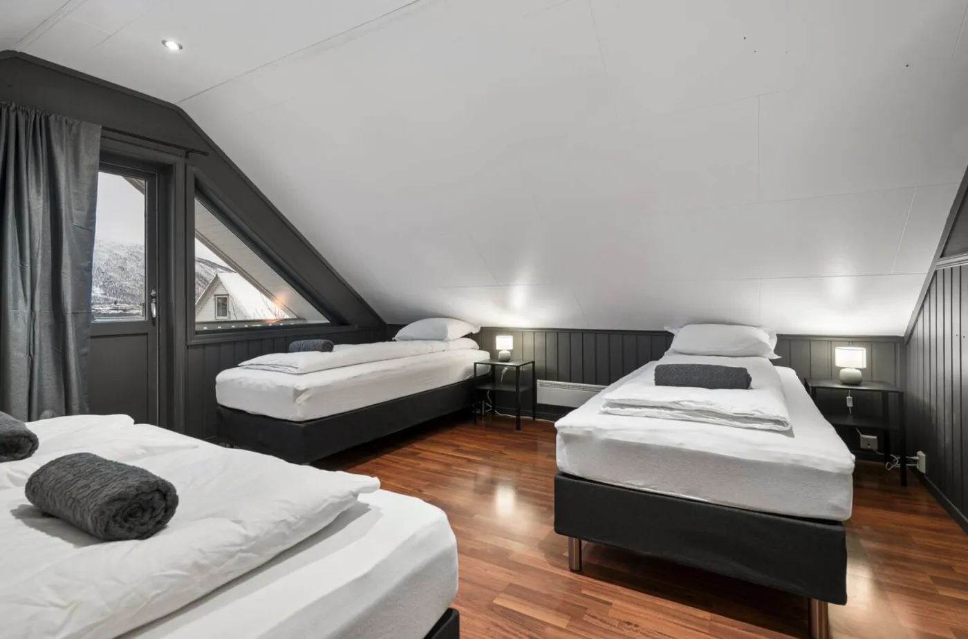 Habitación triple en el ático