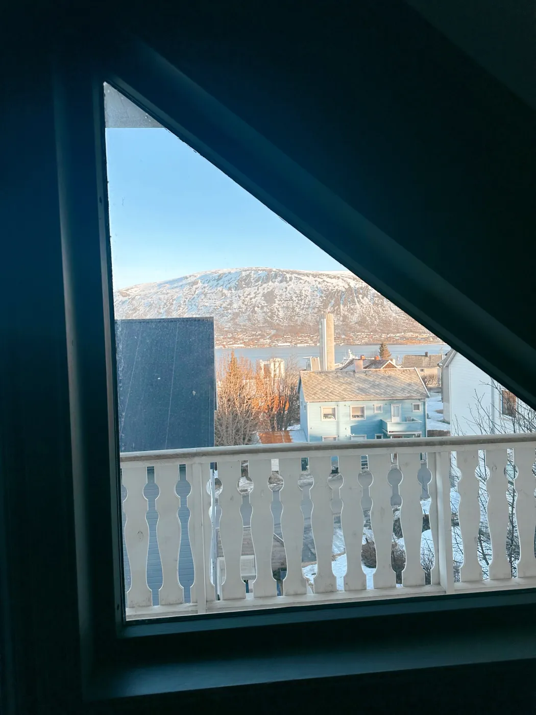 Vista a las montañas y al fiordo desde la casa