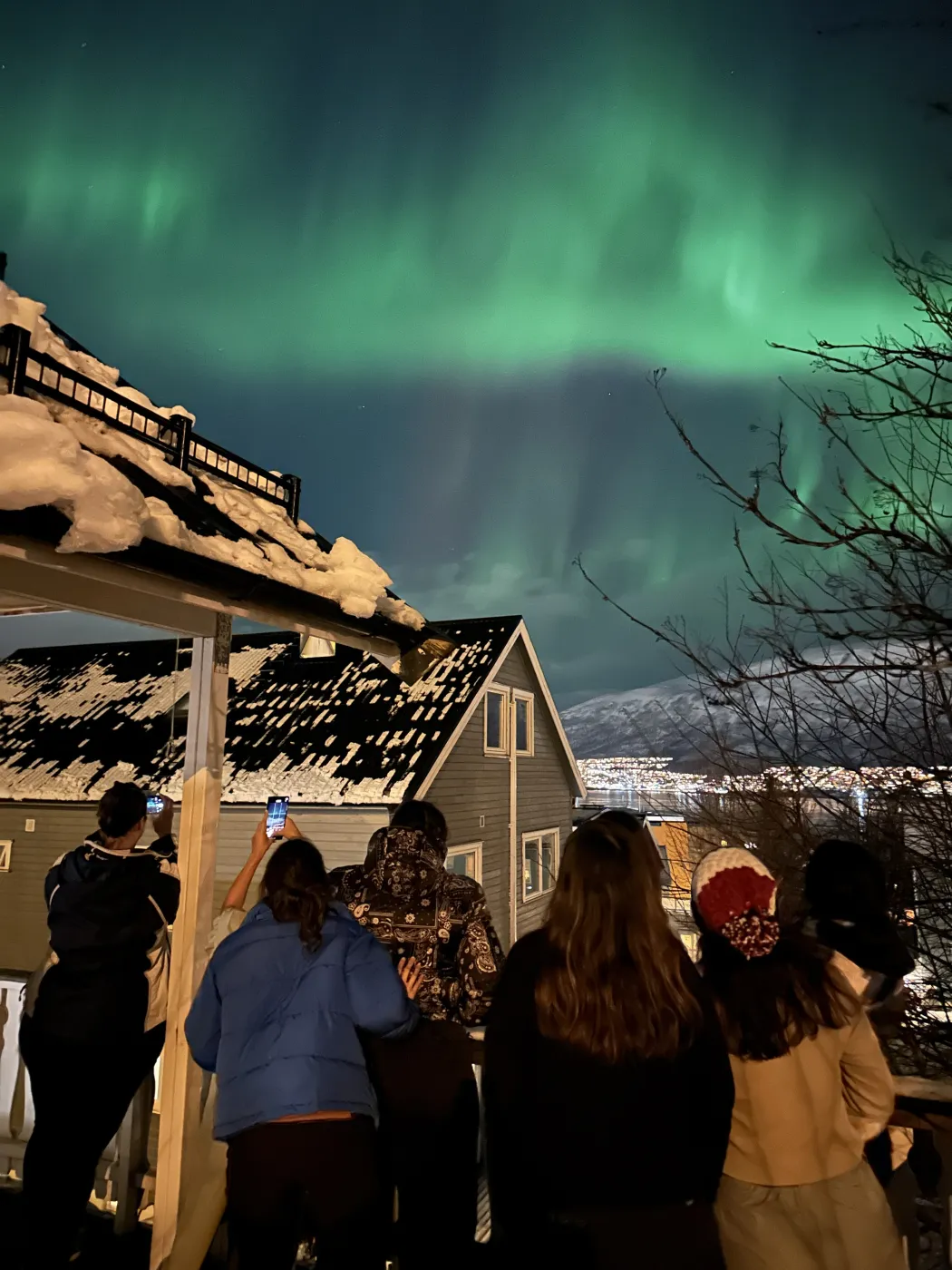 El grupo mirando las auroras desde la galería de la casa