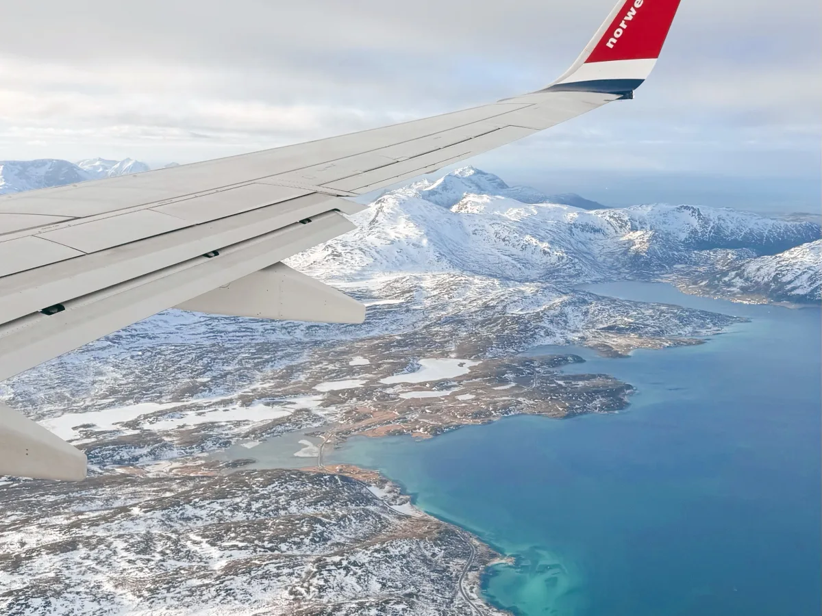 Llegando a Tromsø: islas nevadas y agua turquesa desde el avión