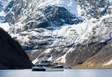 Barco eléctrico en Nærøyfjord