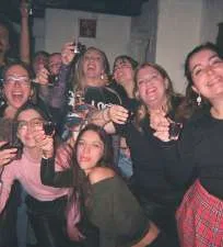 Joda con locales