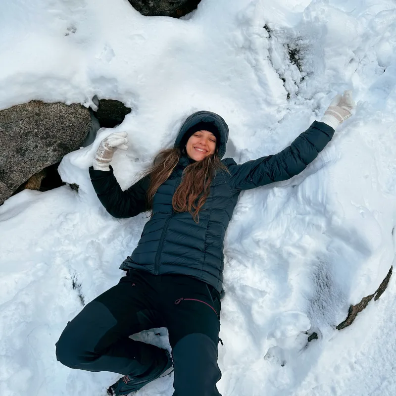 Lua haciendo un ángel de nieve