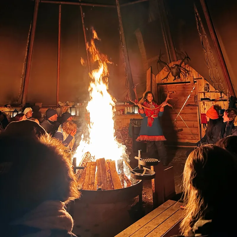 Historias Sami alrededor del fuego dentro de un lavvu