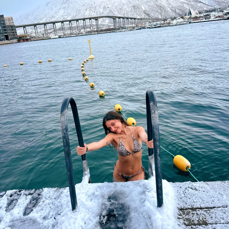 Cold plunge en el mar Ártico frente al puente de Tromsø