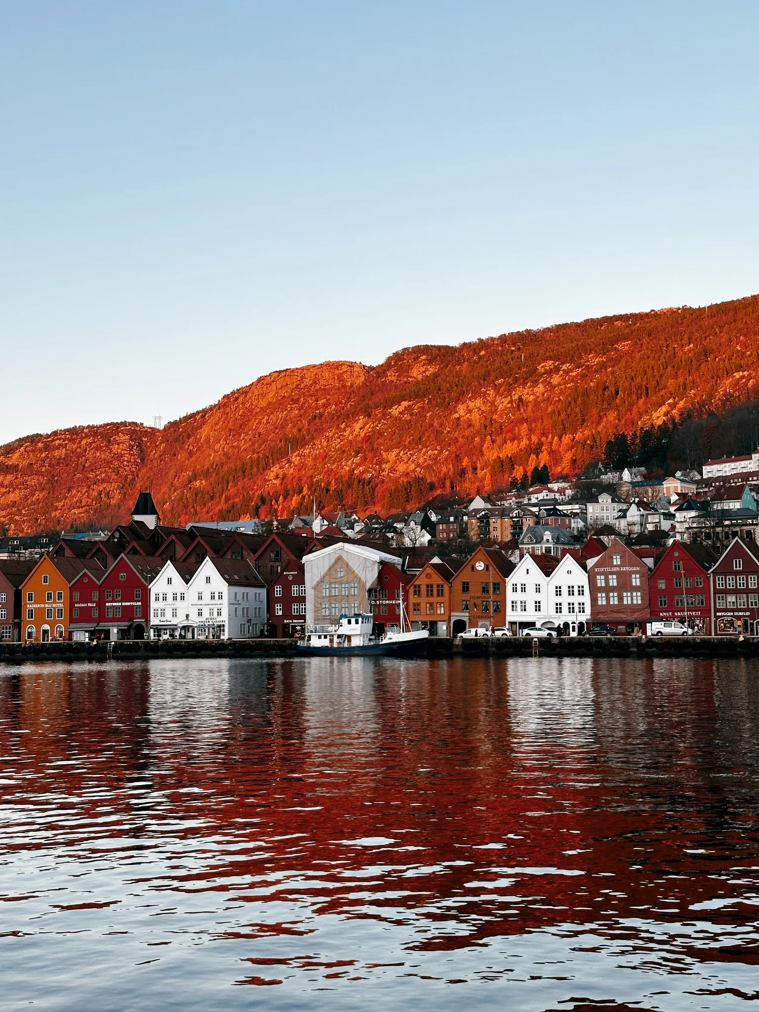 Bryggen, las casas de madera de Bergen al atardecer