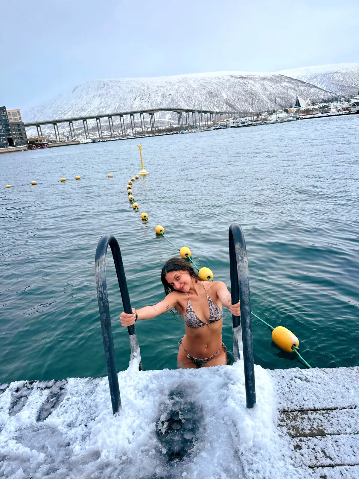 Cold plunge en el mar Ártico frente al puente de Tromsø