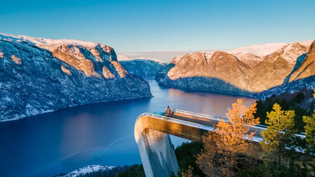 Fiordo nevado de Noruega
