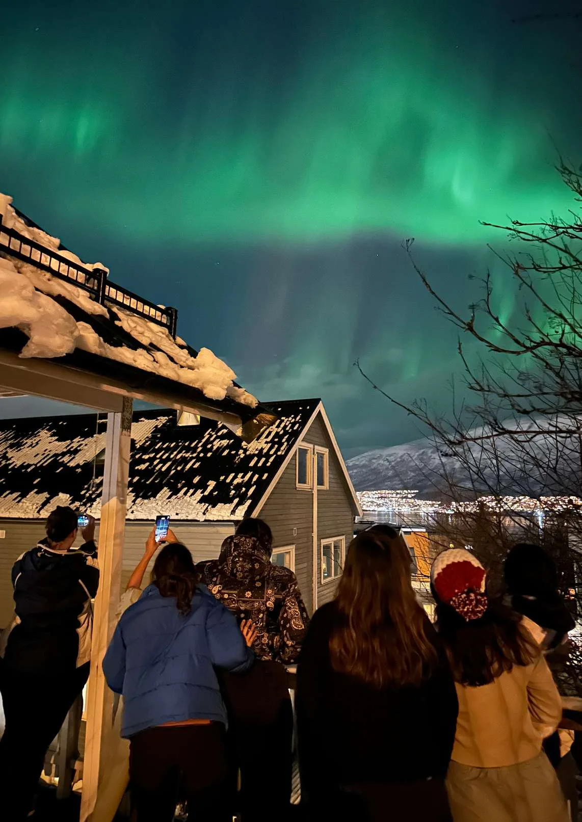 Grupo viendo auroras desde la casa en Tromsø