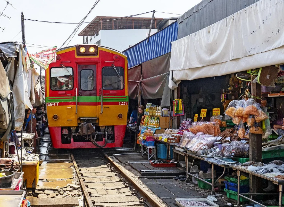 Mercado flotante con canoas