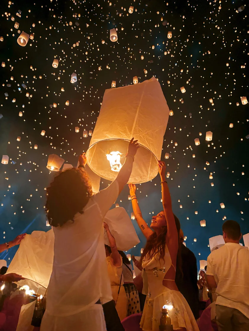Linternas iluminando el cielo nocturno